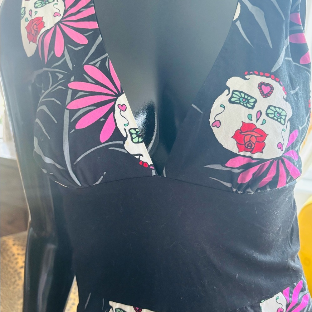 Fitted sleeveless Black and Pink Floral Midi Dress with skull print